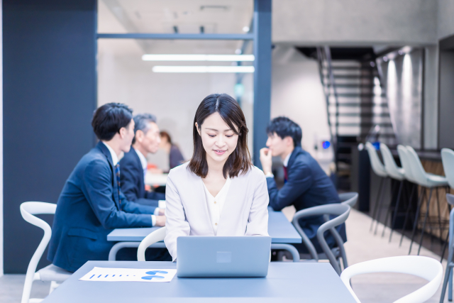 未経験から始める事務職！スキルアップと高収入のチャンスがここに！